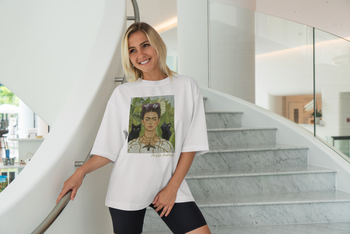 Koszulka oversize z nadrukiem Frida Kahlo autoportret z kotami